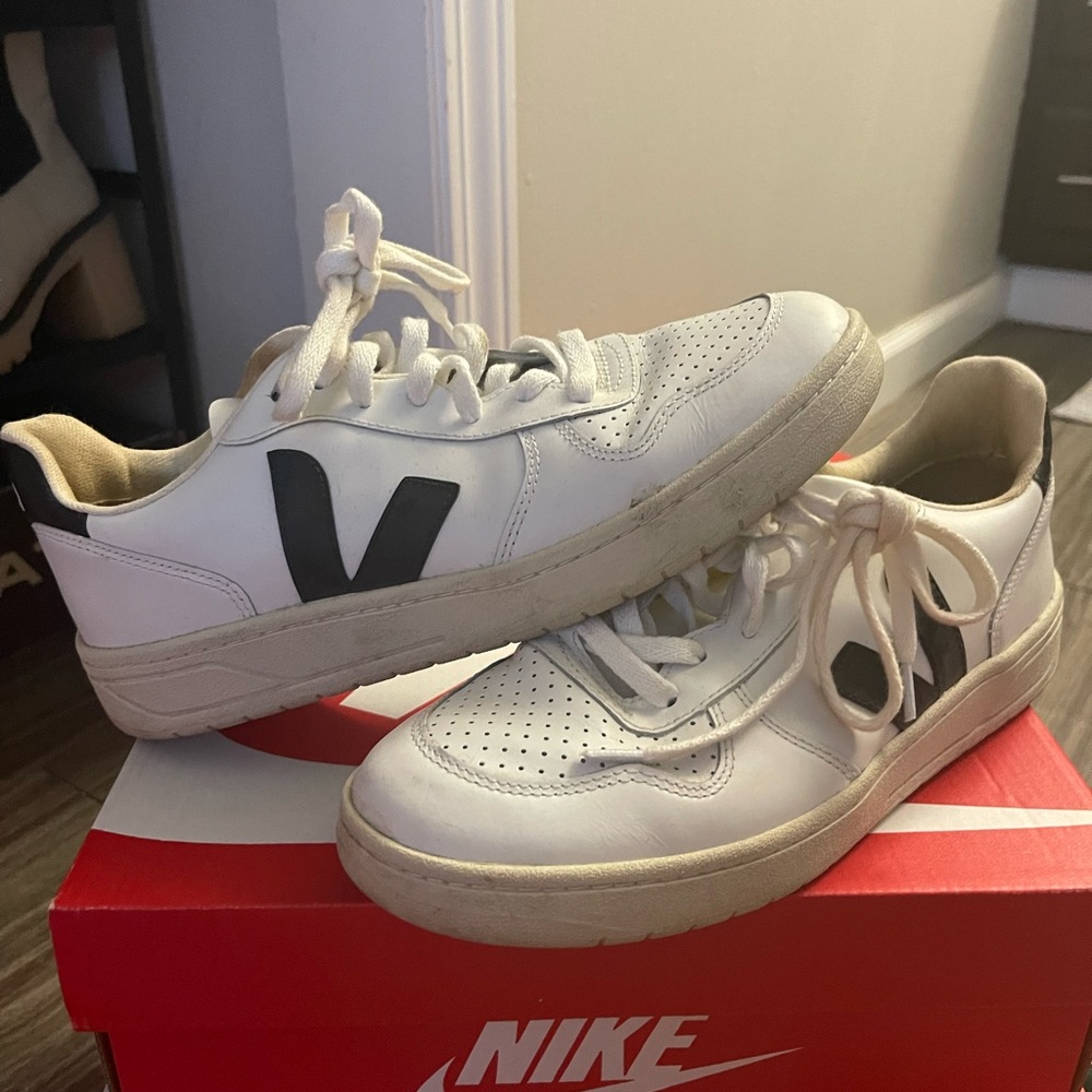WOMENS VEJA SZ 9